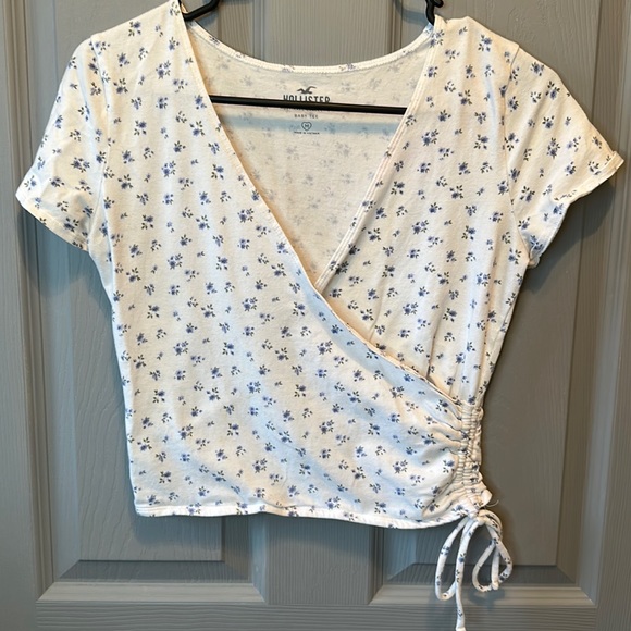 Hollister Tops - Hollister baby tee flowers